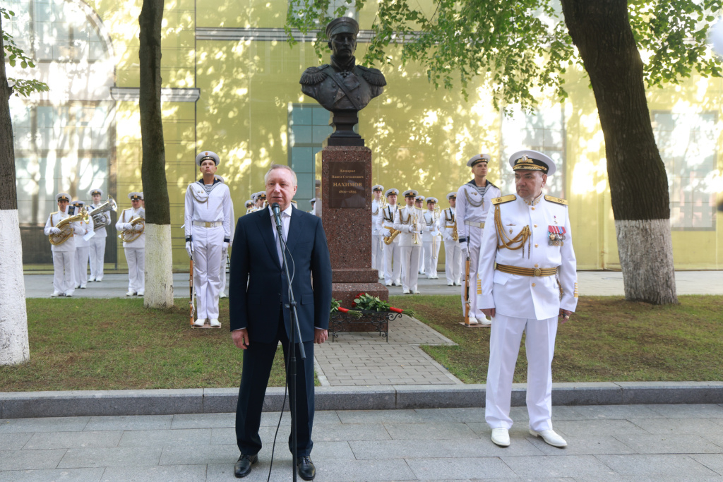 Открытие бюста адмиралу Нахимову.jpg Открытие бюста адмиралу Нахимову.jpg