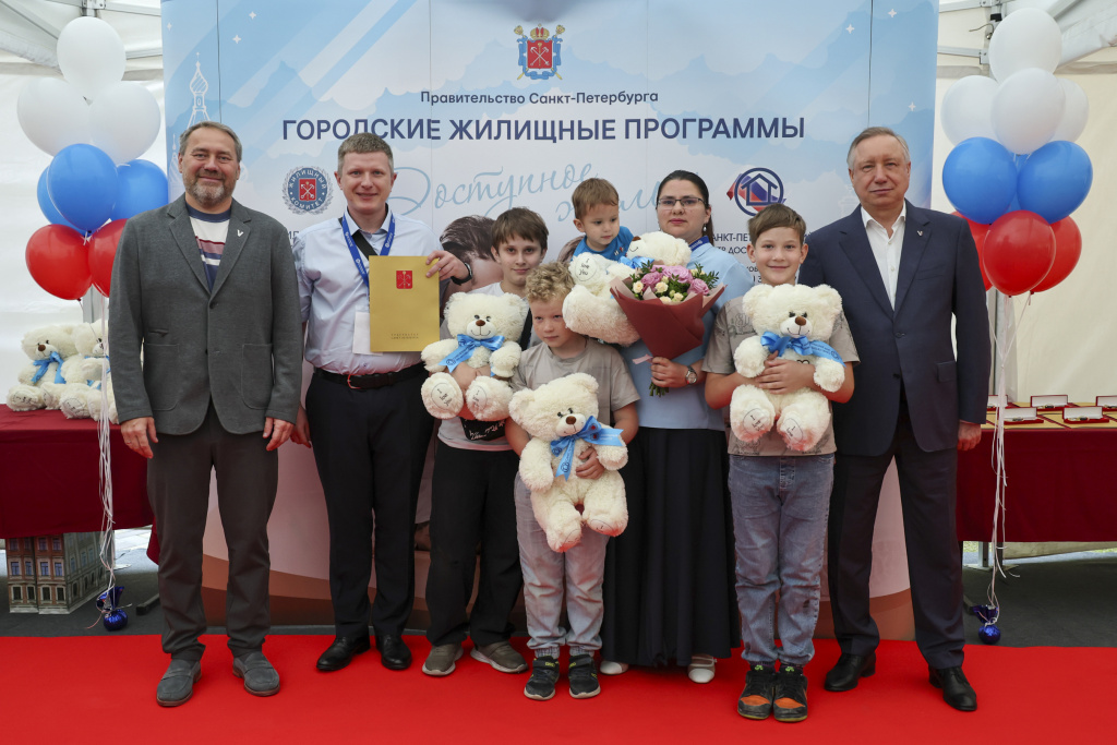 19 петербургских семей получили новые квартиры_1.jpg 19 петербургских семей получили новые квартиры_1.jpg
