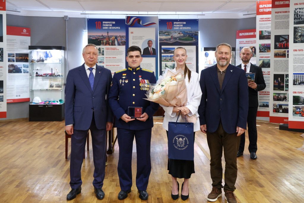 Выставка достижений Кировского района.jpg Выставка достижений Кировского района.jpg