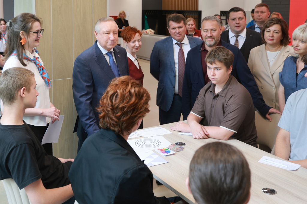первыи Кадровыи центр Работа молодежи России.jpg